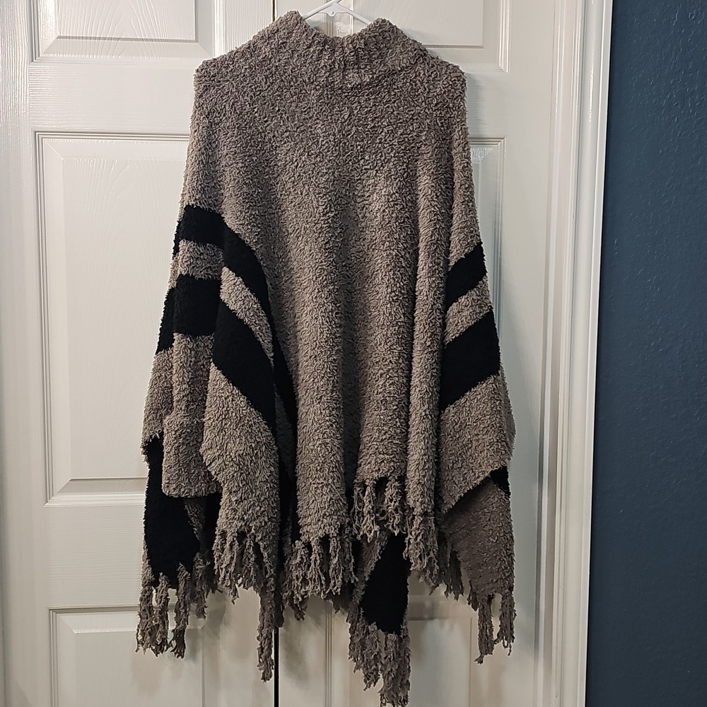 Barefoot Dreams Cozychic Beach Poncho Striped Fringe Gray Black One Size